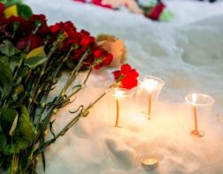 Сотни пензенцев почтили память погибших в пожаре в Кемерово