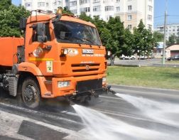 В жару улицы Пензы поливают восемь машин