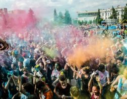 "Яркое безумие": на Фонтанной площади прошел фестиваль красок