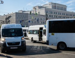 В Пензе водитель маршрутки играл в шашечки на дороге.ВИДЕО 