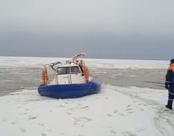 В Пензе льдину с 53 рыбаками оторвало от берега. ВИДЕО