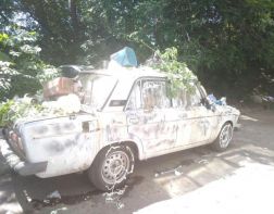 На Чкалова вандалы изуродовали припаркованную машину