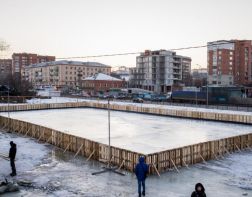 В Пензе на катке на набережной потрескался лед