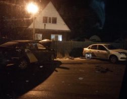 Ночью в Пензе столкнулись два автомобиля «Яндекс Такси»