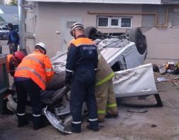 Водителя, слетевшего с Гагаринского моста, из покореженного авто доставали очевидцы