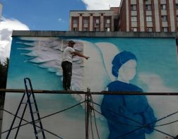 ﻿﻿В Пензе на Юбилейной площади восстанавливается граффити с врачом-ангелом