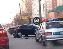 ﻿В Пензе на Калинина столкнулись две иномарки
