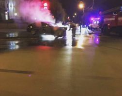 В сети появилось видео горящего автомобиля на Володарского