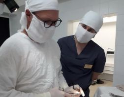 В Пензе провел три операции врач из Германии