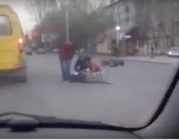 На улице Луначарского подростки перевернулись на скутере