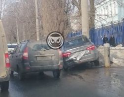 ﻿В центре Пензы разбились две легковушки