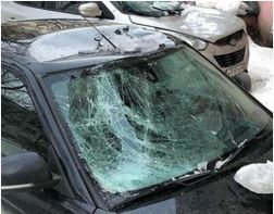 На Володарского глыба льда разбила лобовое стекло легковушки