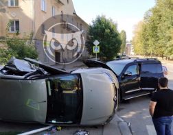 В Пензе “Renault” опрокинулся на пешеходном переходе 