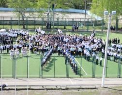 В Пензе 800 школьников выстроились в форме солнца