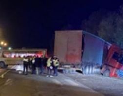 В Бессоновском районе грузовик врезался в пассажирский автобус