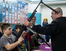 ﻿В зареченской «Юности» прошла выставка оружия
