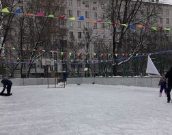 В Пензе начали заливать хоккейные площадки