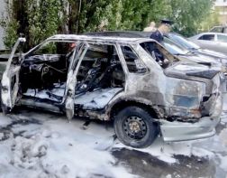 В Заречном пожар повредил три автомобиля