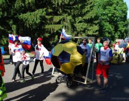 В Пензе футбольный мяч и Микки Маус прошли праздничным парадом