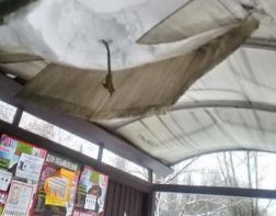 На Аустрина из-за снега обрушилась крыша на остановке 