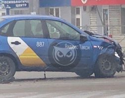 На улице Суворова автомобиль «Яндекс Такси» попал в ДТП. ВИДЕО