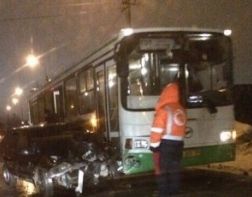 В Пензе возле «Лиры» легковушка столкнулась с автобусом 