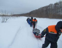 Спасатели донесли инвалида до машины скорой