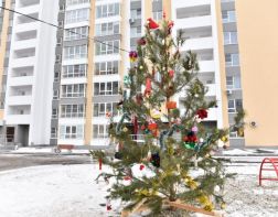 ﻿﻿Зареченцы украшают дворы к Новому году 
