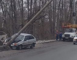 ﻿Возле Ахунского переезда автомобиль врезался в фонарный столб