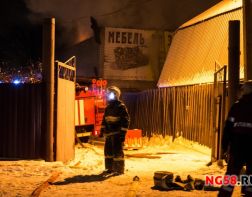 В Заречном 27 пожарных тушили горевшее здание