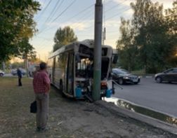 В Пензе автобус врезался в столб. Есть пострадавшие