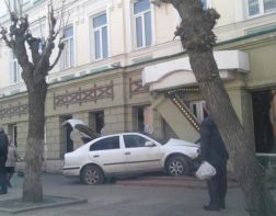 Женщина на легковушке протаранила здание на М. Горького