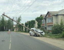В Заречном иномарка снесла столб
