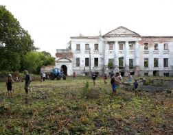 В области волонтеры расчистили территорию усадьбы Голицыных
