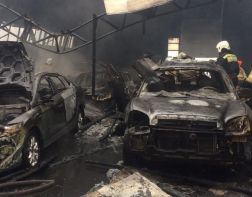 В утреннем пожаре на Маяке сгорели 23 автомобиля