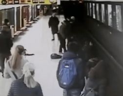 18-летний студент прыгнул на пути в метро, чтобы спасти ребенка