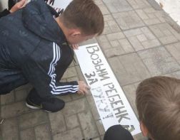 Школьники напомнили о безопасности надписями на асфальте