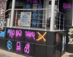 ﻿В Пензе вандалы разрисовали магазин в центре города 