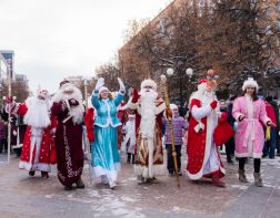 Пензенские Деды Морозы прошествовали по улице Московской 
