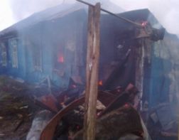 Под Пензой огонь уничтожил деревянный дом 