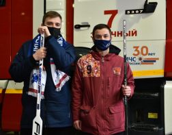 Зареченские пожарные сыграли в хоккей на Красной площади