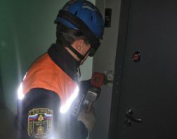 Спасатели помогли закрывшемуся в квартире малышу