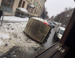 В аварии с "Яндекс.такси" и перевернувшимся минивэном пострадали два человека