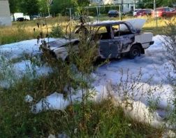 В Заречном возле ТЦ подожгли автомобиль