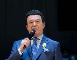 В Пензе выставили концертный костюм и любимые конфеты Иосифа Кобзона