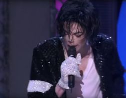 Белую перчатку Майкла Джексона продали на аукционе за более чем 100 тыс долларов