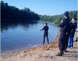 В Пензе спасатели достали из воды утонувшего мужчину