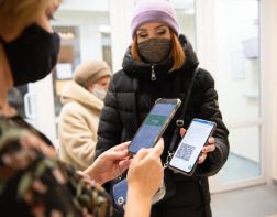 Мельниченко ответил на вопрос об отмене QR-кодов