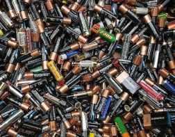В России хотят запретить выбрасывать батарейки вместе с другим мусором