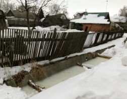 В Заречном на 132 квартале течёт ручей из нечистот